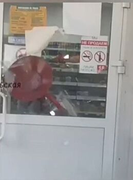 Выбившего стекло в магазине жителя Сарапула привлекли к ответственности