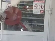 Выбившего стекло в магазине жителя Сарапула привлекли к ответственности