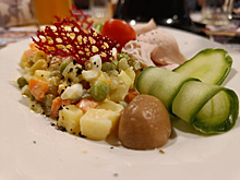 Диетолог рассказал, как сделать новогодние салаты менее калорийными