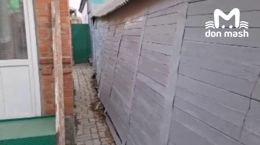 В Батайске из-за грунтовых вод рухнула стена дома