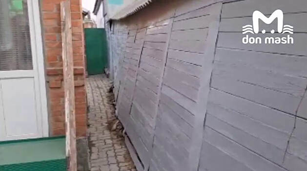 В Батайске из-за грунтовых вод рухнула стена дома
