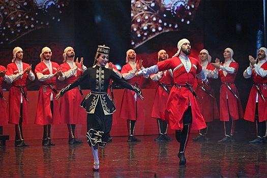 Мурат Кумпилов поздравил жителей Адыгеи с 35-летием со Дня образования республики