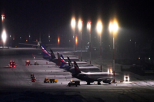 Летевший в Самару Boeing 737 вернулся в Шереметьево