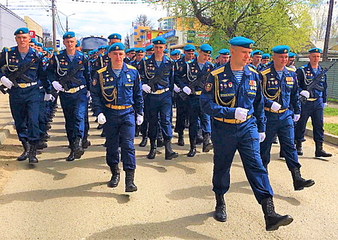 200 Тульских десантников прошли по улицам города-героя Тулы, исполнив песни Победы в составе парадного расчета