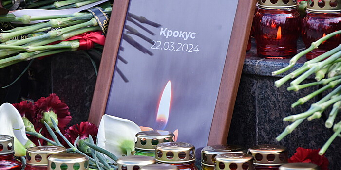 Гигантский стихийный мемориал возник рядом с «Крокус Сити Холлом»