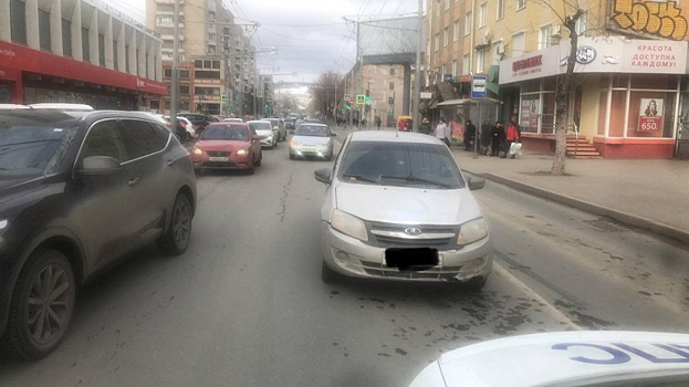 Саратовчанка переходила улицу Московскую в неположенном месте и попала под колеса «Гранты»