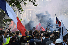 Во время протестов "желтых жилетов" в Париже задержаны 250 человек