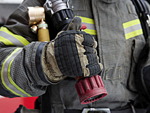 В Тюмени ликвидировали пожар на крыше двухэтажного здания