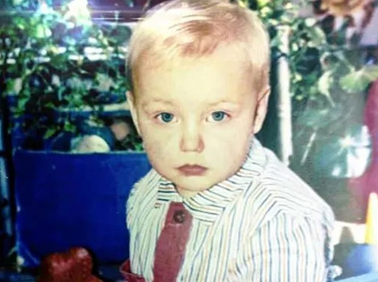 Немного хитрый взгляд в Алеши с детства.
