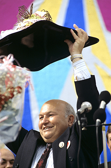 Мэр Москвы Юрий Лужков во время празднования Дня города, 1994 год