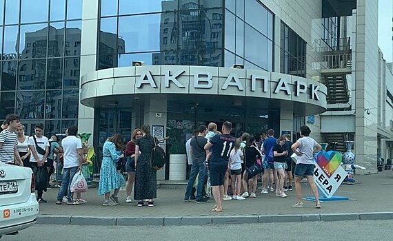 В Казани в аквапарк "Ривьера" выстроилась огромная очередь