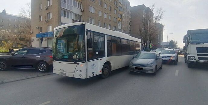 В Ростове автомобиль врезался в пассажирский автобус