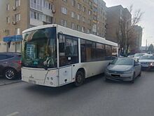 В Ростове автомобиль врезался в пассажирский автобус