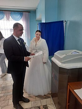 В Оренбуржье сотрудник полиции и его супруга прямо из ЗАГСа отправились на избирательный участок