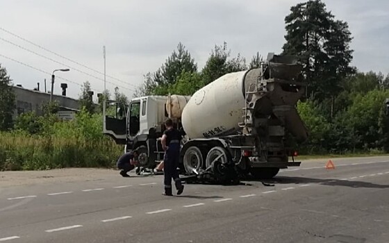 В Рязанской области мотоциклистка врезалась в бетономешалку