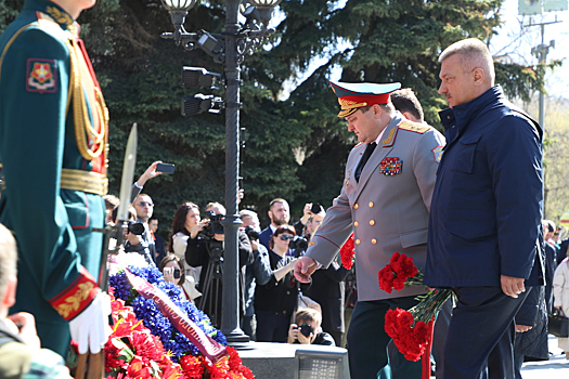 В Екатеринбурге военнослужащие ЦВО возложили цветы к памятнику Георгия Жукова