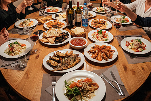 В Новороссийске 16 человек отравились на поминках в ресторане