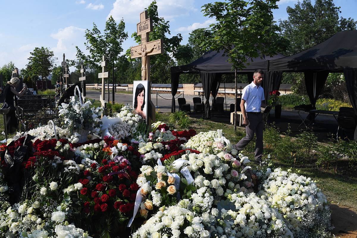 Пятилетнюю дочь Анастасии Заворотнюк привели на могилу матери