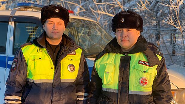 В Якутии госавтоинспекторы первыми прибыли на пожар и эвакуировали жильцов из горящего дома