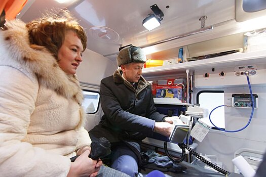 Новосибирский губернатор вручил медикам ключи от новых машин "скорой"