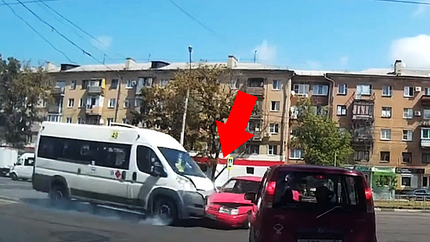 Появилось видео с моментом массового ДТП, в котором пострадали 3 пассажирки воронежской маршрутки