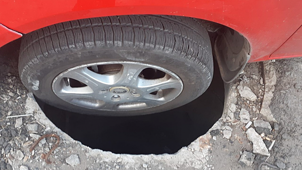 У «Сенного» иномарка попала в смертельно опасный люк