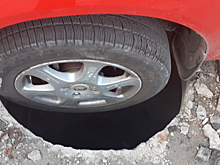 У «Сенного» иномарка попала в смертельно опасный люк