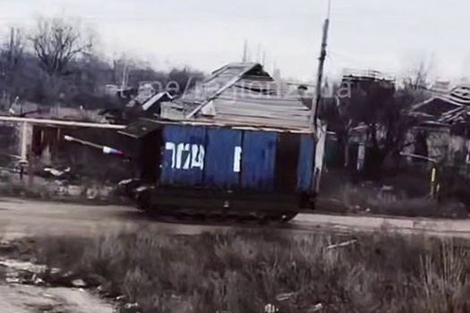 Танки ВС РФ в защите из морских контейнеров показали на видео