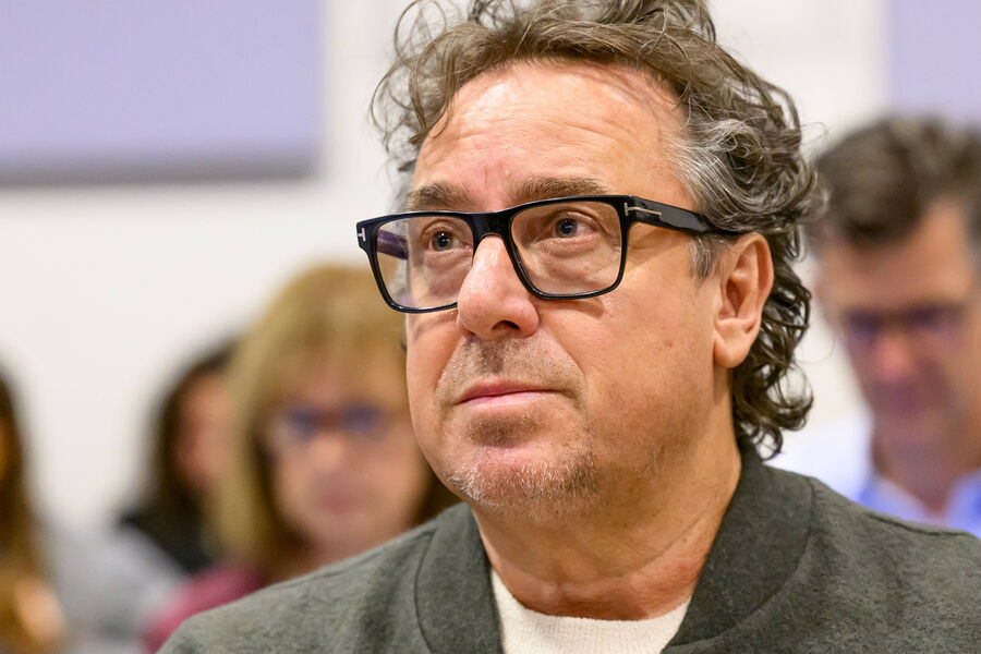 Известного певца оправдали по обвинению в насилии над дочкой главы его фан-клуба