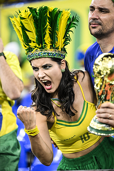 Болельщица из Бразилии готова лично бороться за трофей на матче Чемпионата мира по футболу между сборными Бразилии и Швейцарии