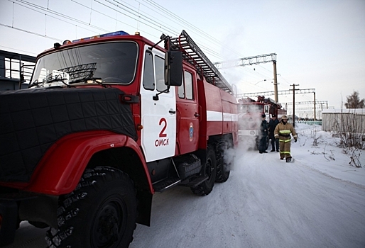 Омские пожарные не смогли проехать к горящей постройке из-за сугробов и закидали ее снегом