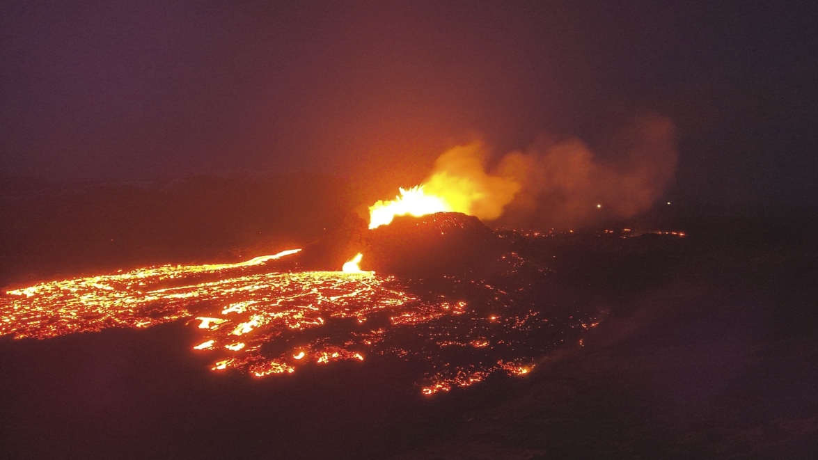 В Индонезии эвакуировали более 800 человек с острова из-за вулкана