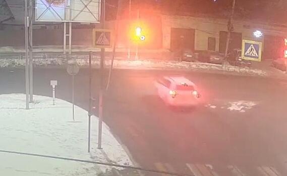 В Курске автомобиль на скорости протаранил светофор