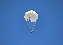 Летный состав дальней авиации отработал практические действия по покиданию воздушного судна с парашютом