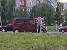 В Казани на видео сняли, как мужчина разбил авто женщины после знакомства