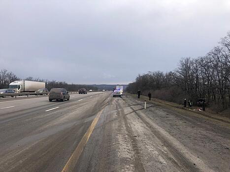 Внедорожник влетел в грузовик: четыре человека пострадали в ДТП в Ростовской области