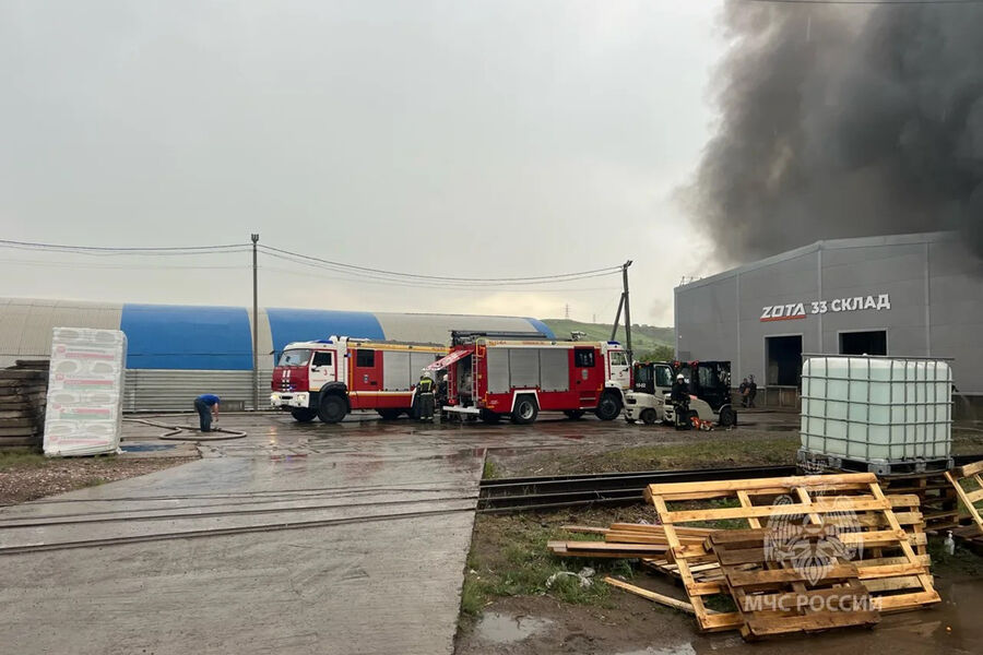 В Красноярске загорелся склад на площади 1,5 тысяч квадратов