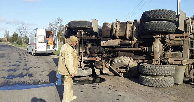 В Полесске опрокинулся грузовик, пострадал водитель