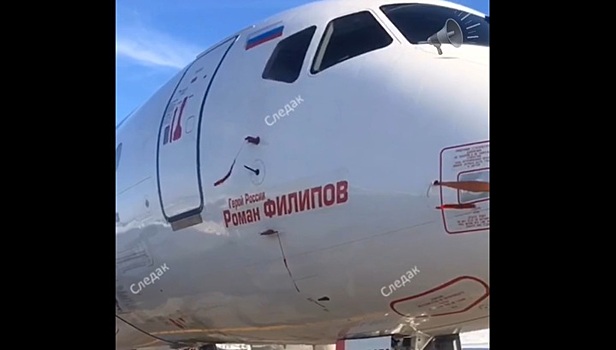 Появилось видео самолета SuperJet "Герой России Роман Филипов", столкнувшегося со столбом