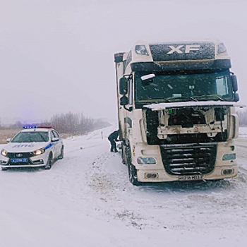 В Пензенской области сотрудник Госавтоинспекции помог водителю сломавшегося большегруза в период снегопада
