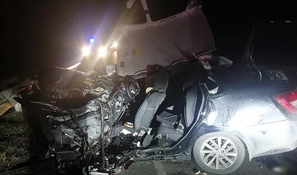 В Волгоградской области лишенный прав водитель погиб в ДТП с фурой