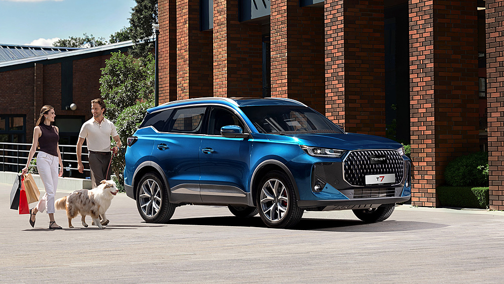 Ещё одним кроссовером на российском рынке станет больше. Новоиспечённый бренд Tenet анонсировал вторую модель T7. Фактически это прекрасно известный в нашей стране Chery Tiggo 7, но с иными шильдиками. Пока известно, что Tenet T7 получит 150-сильный турбомотор 1,6 и 7-ступенчатую роботизированную коробку передач — никакой другой информации, равно как и деталей об оснащении нет.