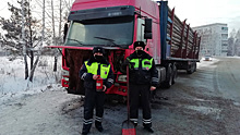 В Томской области полицейские помогли водителю лесовоза в тушении транспортного средства 