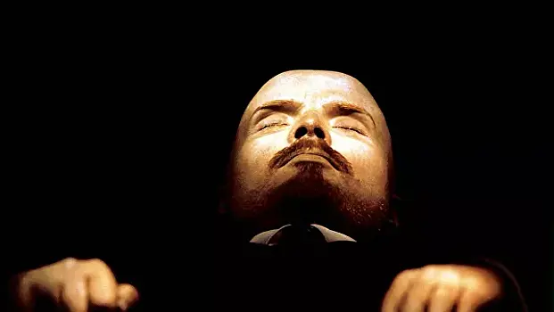 Почему у мумии Ленина почернели руки