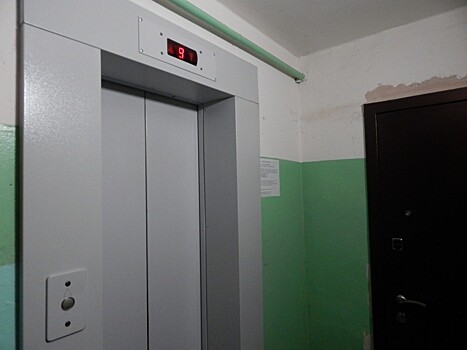 Коммунальные службы Гагаринского района провели санитарную обработку шахты лифты по просьбе жителя