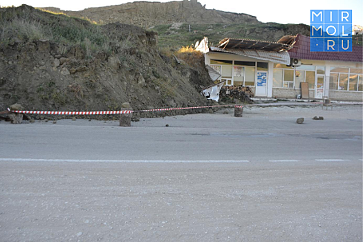 В Дагестане сошедший на дорогу оползень двигается к АЗС и магазину