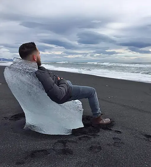 Ледяной трон. Лучший дизайнер, вне всякого сомнения — это природа. Смотрите какой ледяной трон она изваяла на невероятно колоритном пляже в студеной Исландии. Долго на таком не высидишь, но зато можно на несколько минут почувствовать себя настоящим Повелителем Севера.
