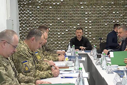 Зеленский встретился с военными ВСУ на приграничной территории