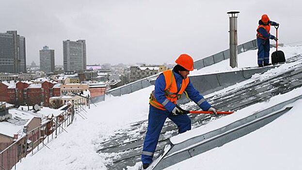 В Томске на женщину упала снежная глыба