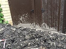 Ремонтники «КВС» забаррикадировали ворота дома в Саратове